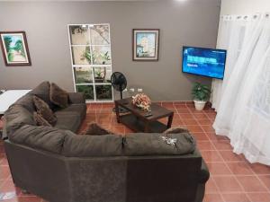 a living room with a couch and a tv at Casa en Comayagua cerca de Palmerola in Comayagua