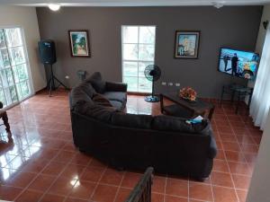 a living room with a couch and a television at Casa en Comayagua cerca de Palmerola in Comayagua
