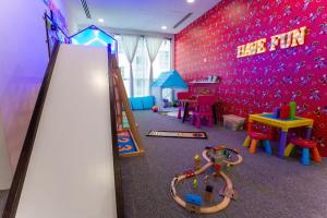 um quarto com uma sala de jogos com uma sala de jogos em Kuala Lumpur Kids Friendly Playground Bunk Bed em Kuala Lumpur
