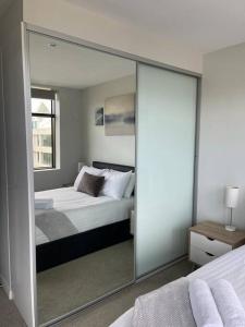 um espelho num quarto com uma cama em Governor Place - Executive Central Apartment em Kingston 