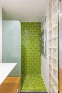 La salle de bains est pourvue d'une douche avec du carrelage vert. dans l'établissement El Mirador de la Catedral de Oviedo, à Oviedo