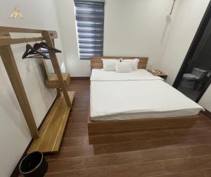 Habitación pequeña con cama y escalera en HA PLEIKU en Pleiku