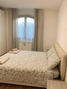 a small bedroom with a bed with a window at Appartamento piano terra con giardino - Pistoia in Olmi