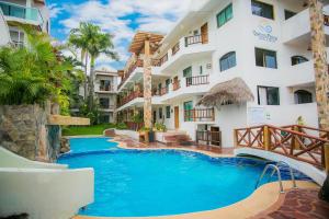 une piscine en face d'un hôtel dans l'établissement Hotel y Villas Quinta Minas, à Los Ayala