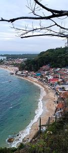 una playa con un grupo de personas nadando en el océano en Casa Goio Morro de São Paulo, en Morro de São Paulo