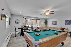 una sala de estar con una mesa de billar en Log Cabin and Guest House Sleeps 18 2 Game Rooms, en Long Pond