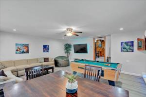 Una sala de estar con una mesa de billar y un sofá. en Log Cabin and Guest House Sleeps 18 2 Game Rooms, en Long Pond