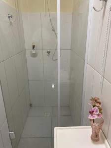 ベラ・クルス・デ・イタパリカにあるFlat Beira Mar no Condomínio Diverのバスルーム(花瓶付きのシャワー付)