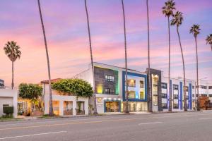 un edificio en una calle con palmeras en Comfort Inn Santa Monica - West Los Angeles, en Los Ángeles