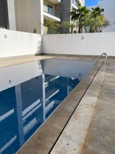 Бассейн в Trendy apartment two bedrooms или поблизости