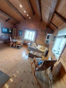 una vista aérea de una sala de estar en una cabaña en Valen Cabins in Reine, en Reine