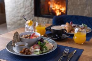 una mesa con una bandeja de alimentos y bebidas para el desayuno en Aldrov Resort en Vítkovice