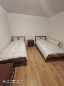 2 Betten in einem Zimmer mit Holzböden in der Unterkunft Studio/huis in Maastricht te huur in Maastricht