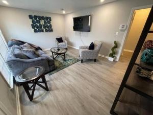 a living room with a couch and two chairs at Relaxing Bungalow in Cleveland