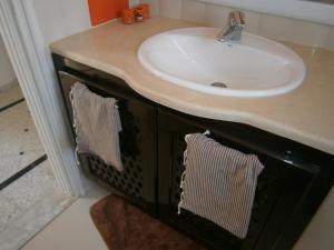 ein Badezimmer mit einem Waschbecken und einer Theke mit Handtüchern in der Unterkunft Tataouineranch in Tataouine