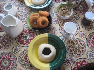 un tavolo con piatti di ciambelle su un tavolo di Tataouineranch a Tataouine