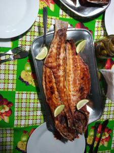 特拉曼達伊的住宿－Kitnet da Elô，桌子上放着一块肉的锅