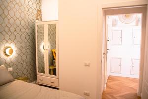 1 dormitorio con 1 cama, armario y puerta en Casa Michelazzi Apartment Careggi / Dalmazia, en Florencia