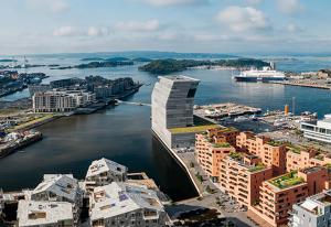 eine Luftansicht einer Stadt mit Fluss und Gebäuden in der Unterkunft An elegant and exclusive apartment in Bjørvika Oslo in Oslo