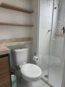 uma casa de banho com um WC e uma cabina de duche em vidro. em Belo Studio com suíte e varanda em São Paulo