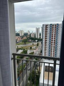 desde el balcón de un edificio con vistas a la ciudad en Belo Studio com suíte e varanda en São Paulo