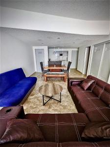 a living room with a couch and a table at Apartamento Torres gemelas in Acapulco
