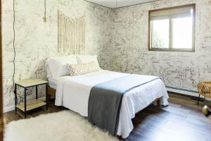 um quarto com uma cama e uma janela em PIne Valley Guesthouse 