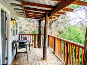een houten veranda met een tafel en stoelen erop bij #3 Howling Wolf's Lair - Cabin W/Fireplace & Views in Santa Ysabel