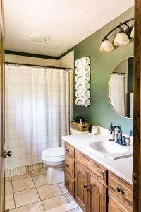 uma casa de banho com um lavatório, um WC e um espelho. em PIne Valley Guesthouse 