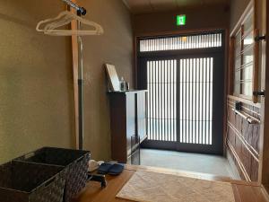 Kuhinja oz. manjša kuhinja v nastanitvi 福井駅から徒歩2分の1棟貸切民泊 最低限福井駅前