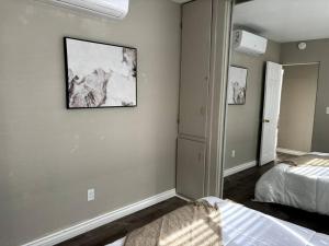 um quarto com duas camas e um quadro na parede em Cool Coastal OB Life em San Diego
