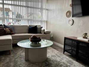 sala de estar con sofá y mesa en Cool Coastal OB Life, en San Diego