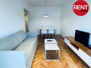 sala de estar con sofá y TV en Rent Membrillar en Buenos Aires