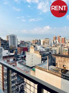 desde el balcón de un edificio con vistas a la ciudad en Rent Membrillar en Buenos Aires