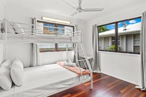 1 dormitorio con litera y ventana en Sailor's Lookout en Airlie Beach