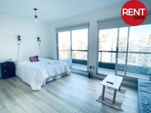 1 dormitorio con 1 cama en una habitación con ventanas en Rent Juan B Justo en Buenos Aires