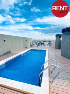 una piscina en la azotea de un edificio en Rent Balbin en Buenos Aires