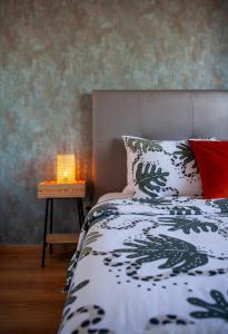 Un dormitorio con una cama y una lámpara sobre una mesa. en Just4u Apartment 2, en Almada