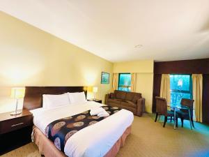 Habitación de hotel con cama y escritorio en Comfort Inn & Suites City Views, en Ballarat