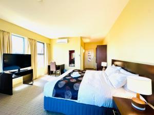 a hotel room with a bed and a flat screen tv at City Views Ballarart in Ballarat +30 photos