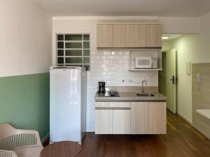 eine Küche mit einem weißen Kühlschrank im Zimmer in der Unterkunft Apt. inteiro recém-reformado - Campos Elíseos in São Paulo