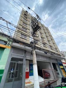ein hohes Gebäude mit vielen Stromleitungen davor in der Unterkunft Apt. inteiro recém-reformado - Campos Elíseos in São Paulo