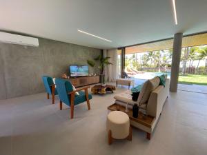 ein Wohnzimmer mit Couch und Stühlen in der Unterkunft Casa Maçunim 2 in Pôrto de Pedras