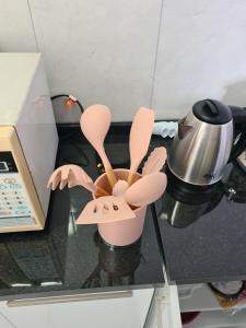 a vase with a plant on a counter at Ap 03 edificio Sao Paulo I in Ponta Grossa +7 photos