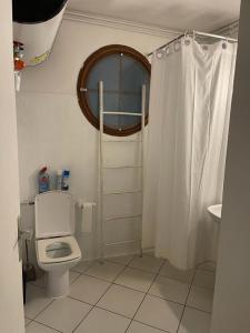Baðherbergi á Studio spacieux en bord de mer Bas du Fort Gosier