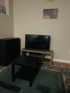 salon z telewizorem i stolikiem kawowym w obiekcie RoseT w mieście Halifax