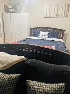 哈利法克斯的住宿－RoseT，一间卧室配有一张带蓝色床单和枕头的床。