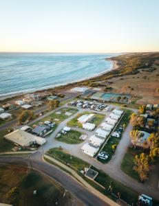 Horrocks Beach Caravan Park في Horrocks: اطلالة جوية على موقف للسيارات بجانب المحيط