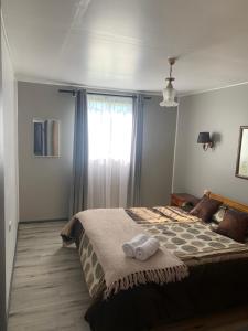 ein Schlafzimmer mit einem Bett mit zwei Handtüchern darauf in der Unterkunft Cabaña Raihuè Austral in Puerto Montt