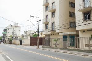 an empty street in a city with buildings at Refúgio pra sua família in Guarapari